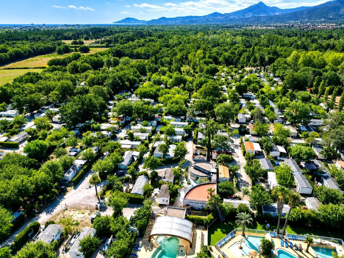 Vue aérienne du camping l'Étoile d'Or, de sa piscine et des montagnes des Albères